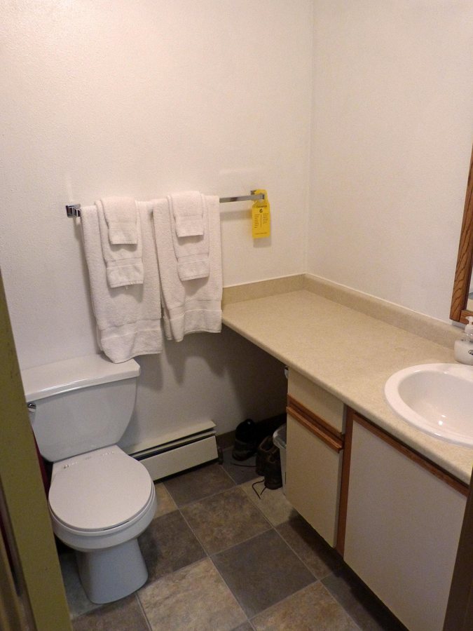 Gwin s Lodge and Roadhouse — Bathroom