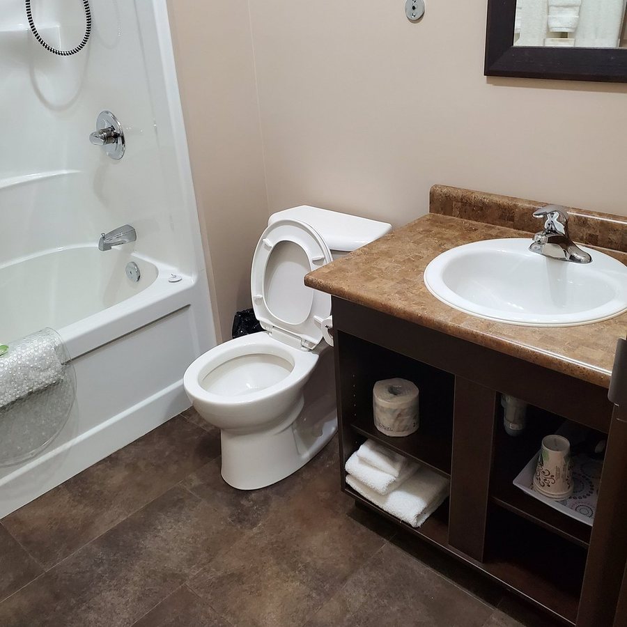 H H Motor Lodge — Bathroom