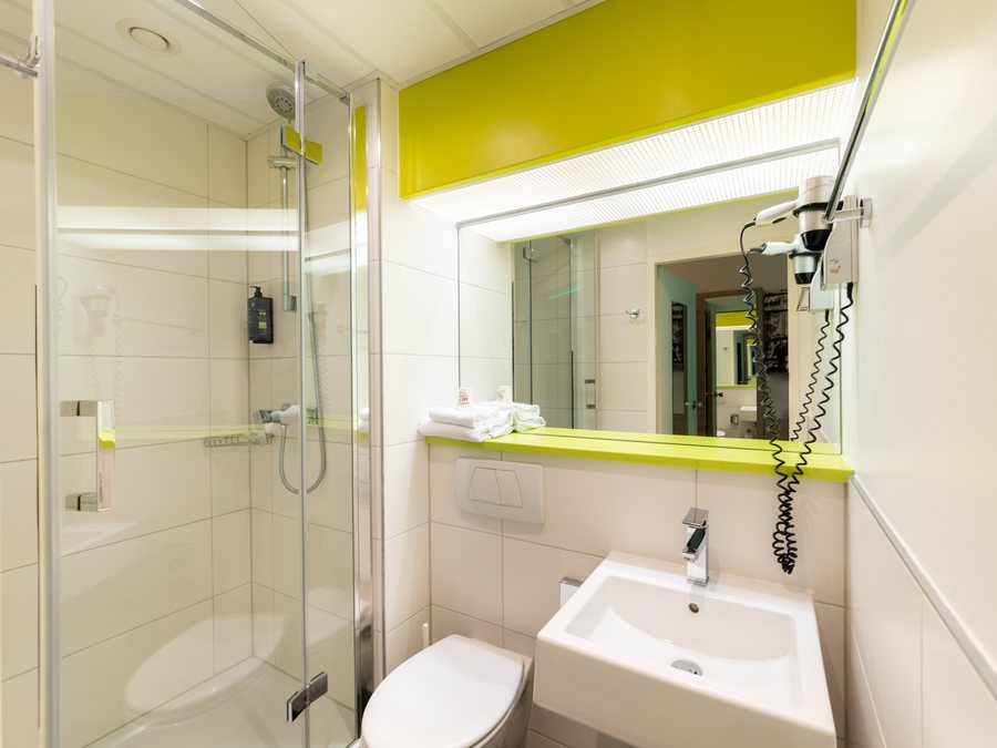 H Hotel Bochum — Bathroom