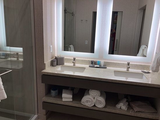 H Hotel Los Angeles Curio Collection by Hilton Los Angeles California — Bathroom