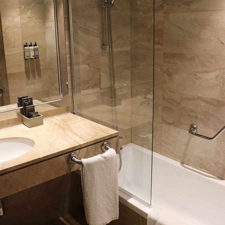 H10 Itaca Barcelona Catalonia — Bathroom