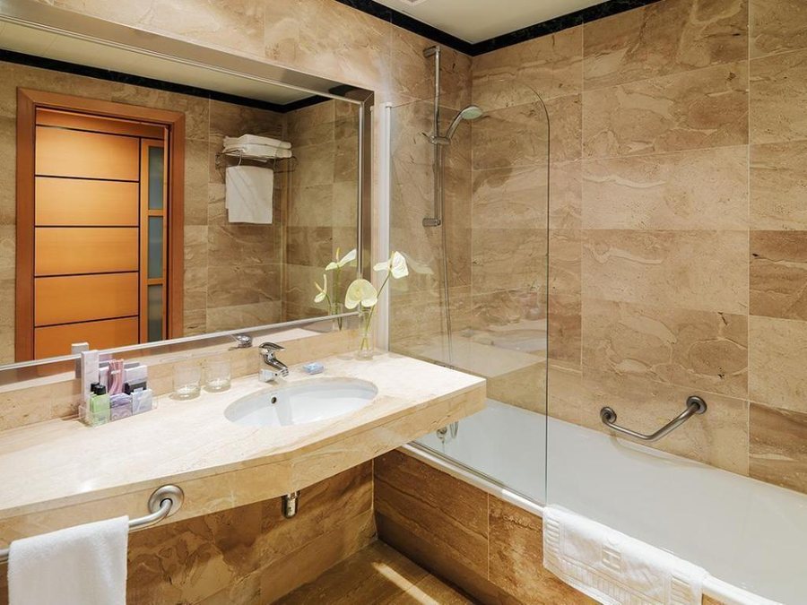 H10 Marina Barcelona Barcelona Catalonia — Bathroom