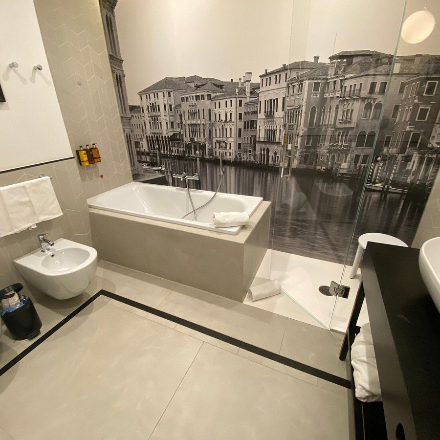H10 Palazzo Canova — Bathroom