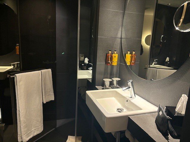 H10 Port Vell Barcelona Catalonia — Bathroom