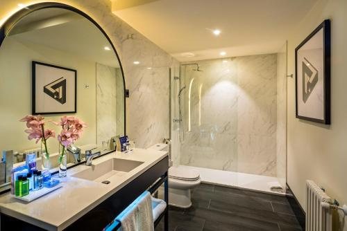 H10 Puerta de Alcala — Bathroom
