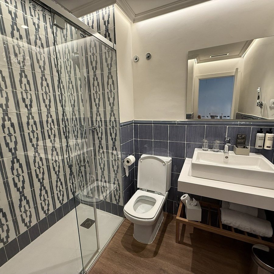 H10 Universitat — Bathroom