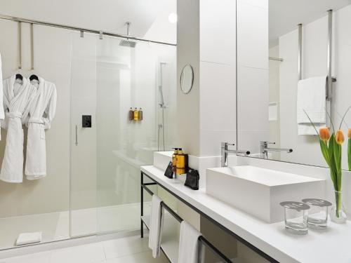 H10 Urquinaona Plaza Barcelona Catalonia — Bathroom
