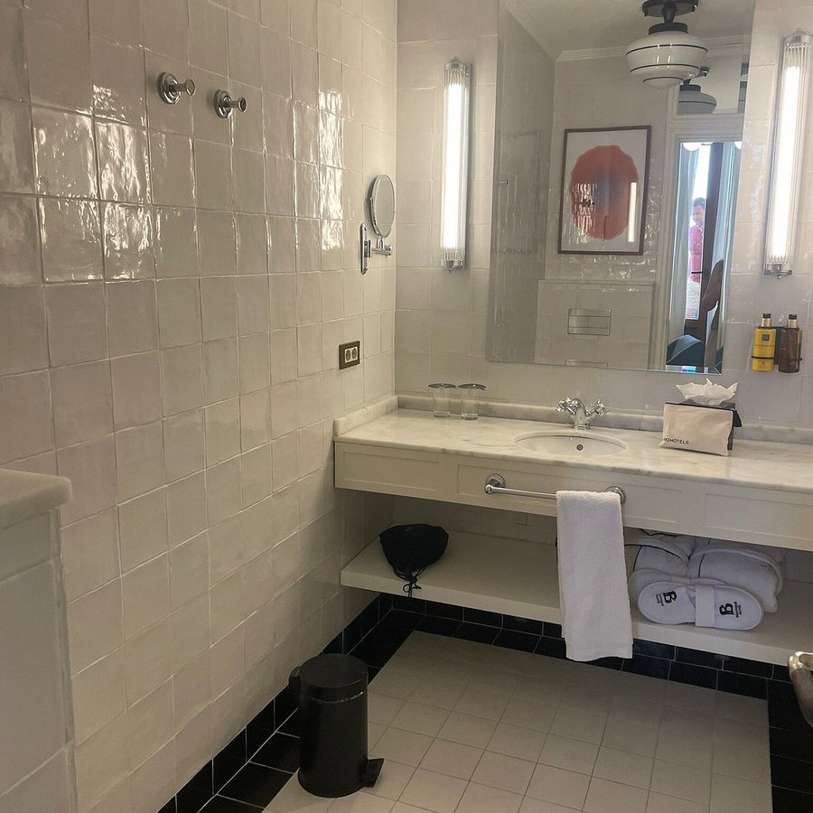 H10 Villa de la Reina — Bathroom