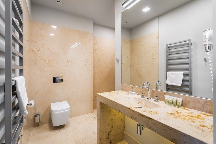 H11 Apart Hotel — Bathroom