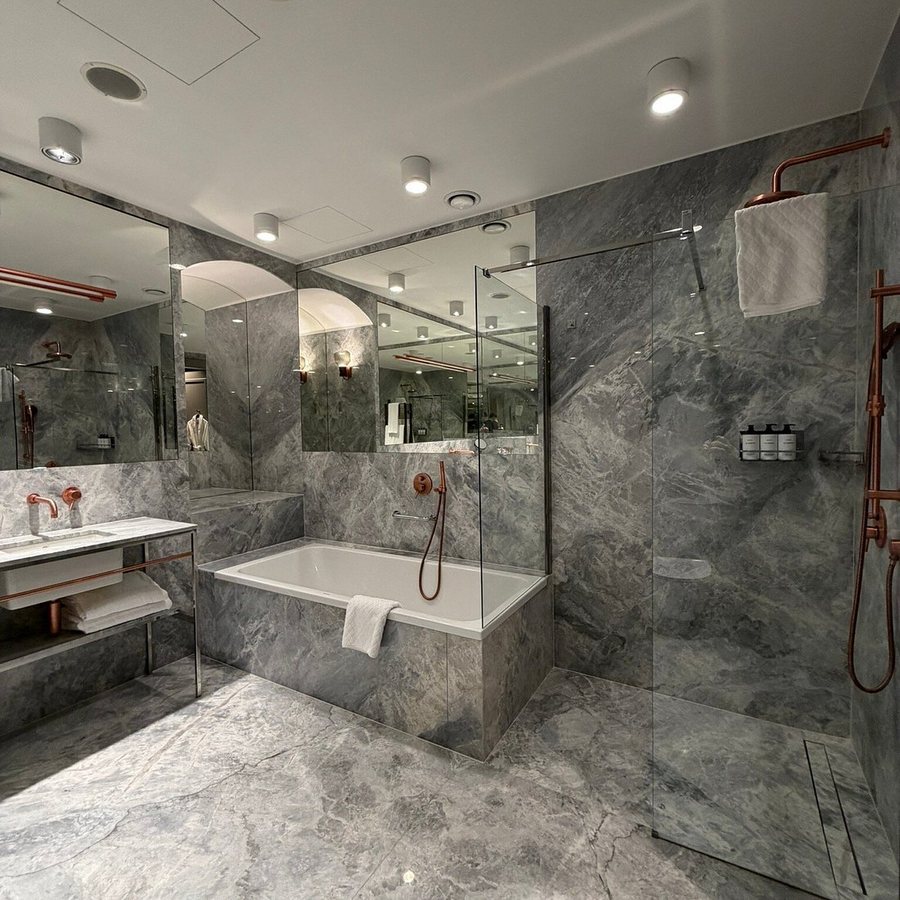 H15 Luxury Palace — Bathroom