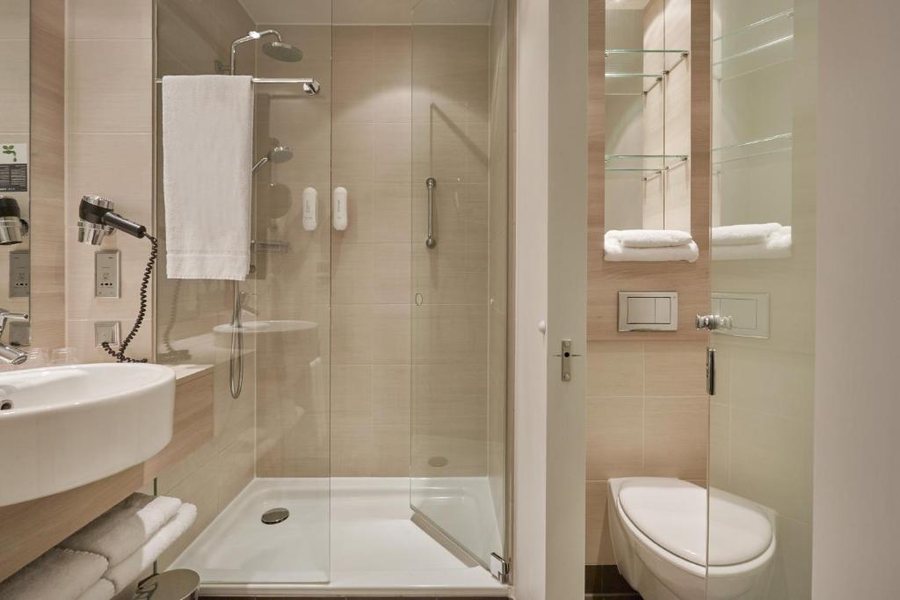 H2 Hotel Berlin Alexanderplatz — Bathroom