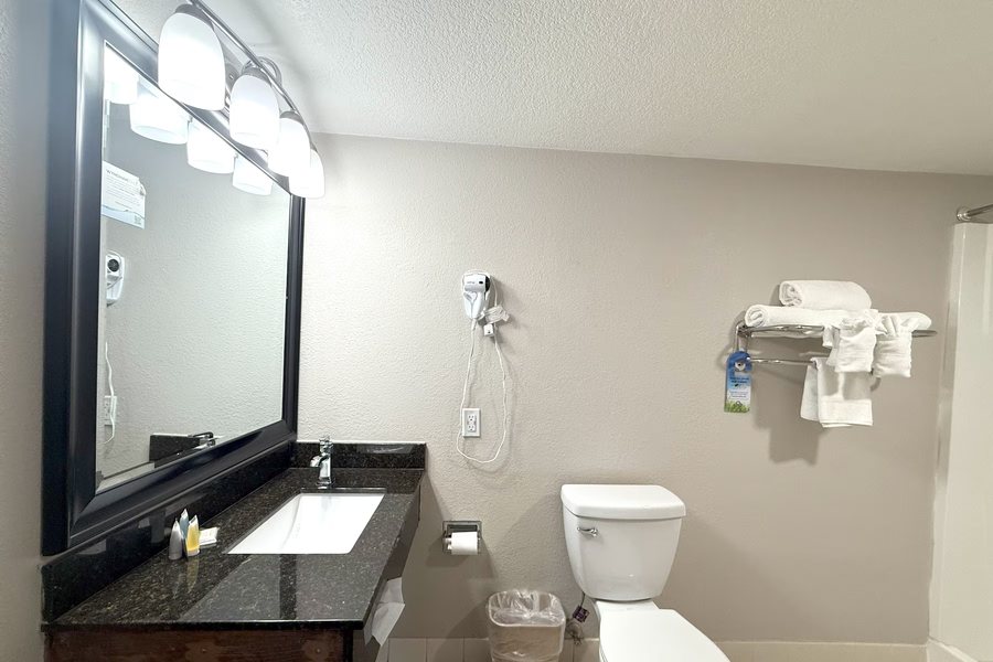 Hacienda Motel Yuma — Bathroom