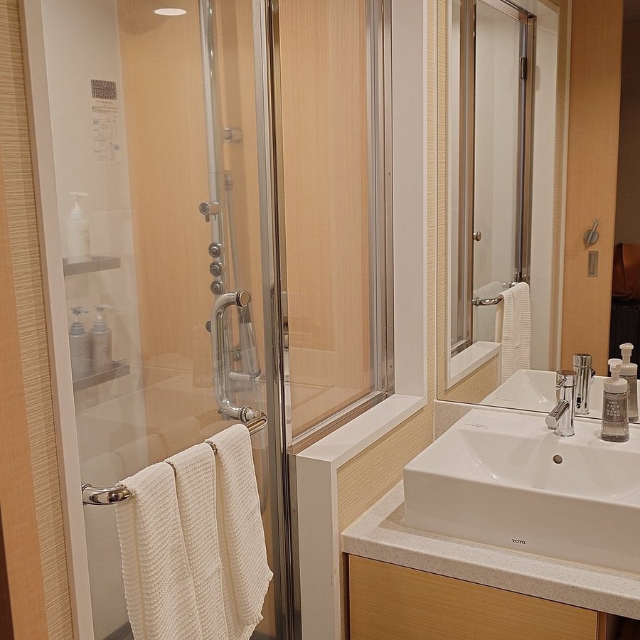 Hakata Tokyu REI Hotel — Bathroom