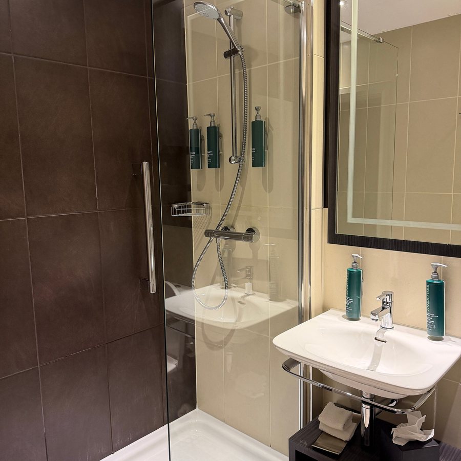 Halcyon Hotel — Bathroom