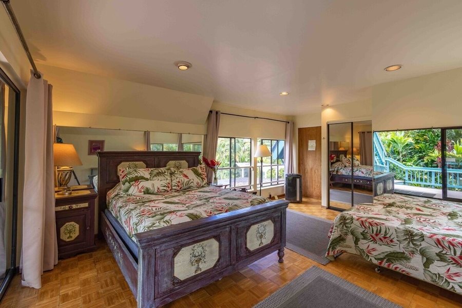 Hale Akua Garden Farm Eco Retreat Center — Guest room