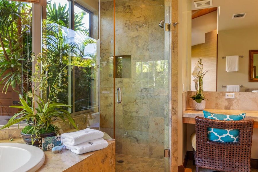 Hale Hualalai Bed and Breakfast — Bathroom