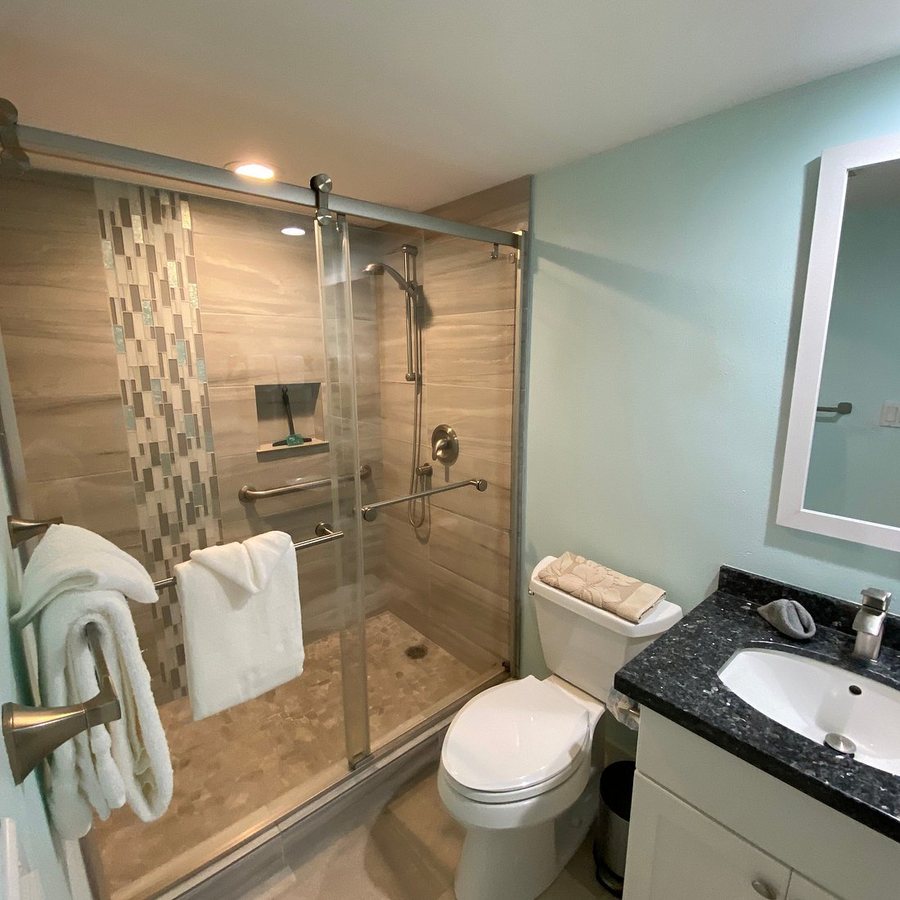 Hale Hui Kai Condominiums — Bathroom