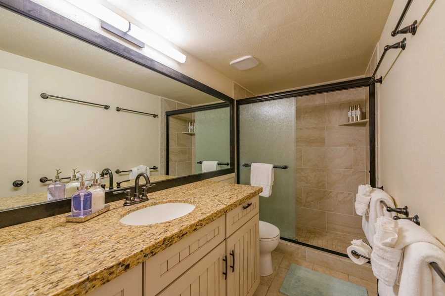 Hale Kai O kihei — Bathroom