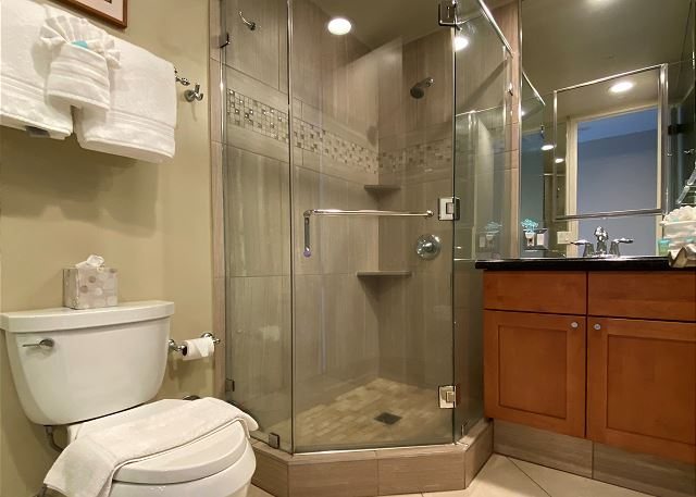 Hale Kai Oceanfront Condominiums — Bathroom