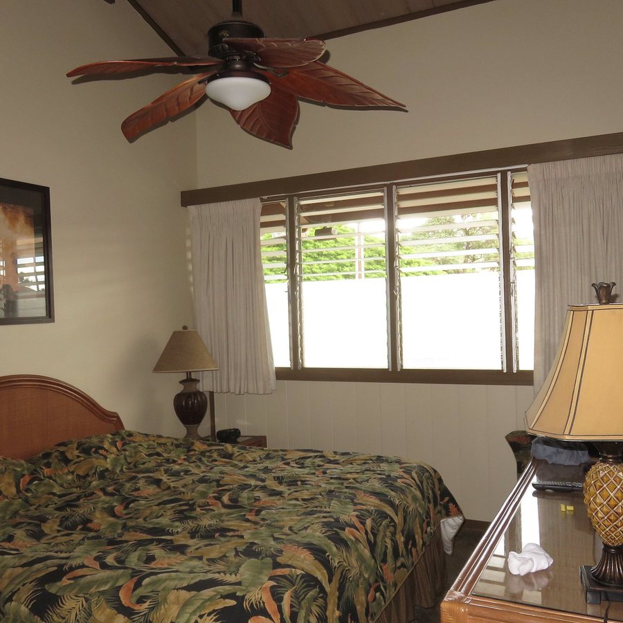 Hale Kai Oceanfront Condominiums — Guest room