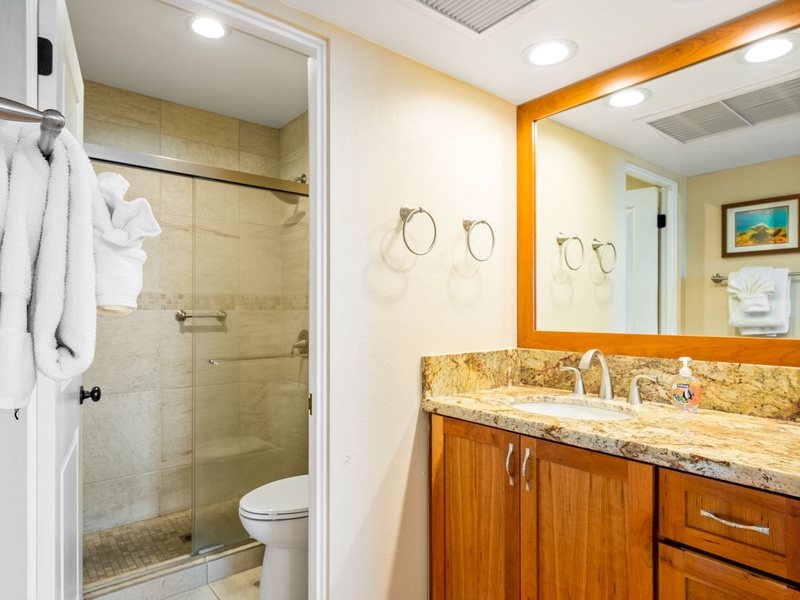 Hale Kona Kai Condominiums — Bathroom