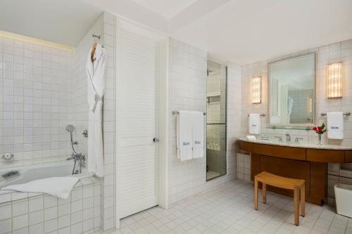 Halekulani Hotel Honolulu Oahu Hawaii — Bathroom
