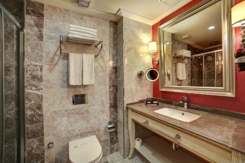 Halifaks Hotel Istanbul — Bathroom