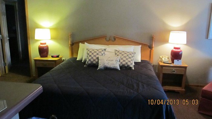 Hall of Fame Motel — Guest room