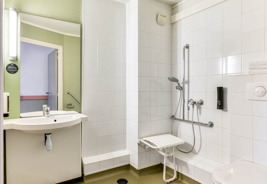 Halt Hotel — Bathroom