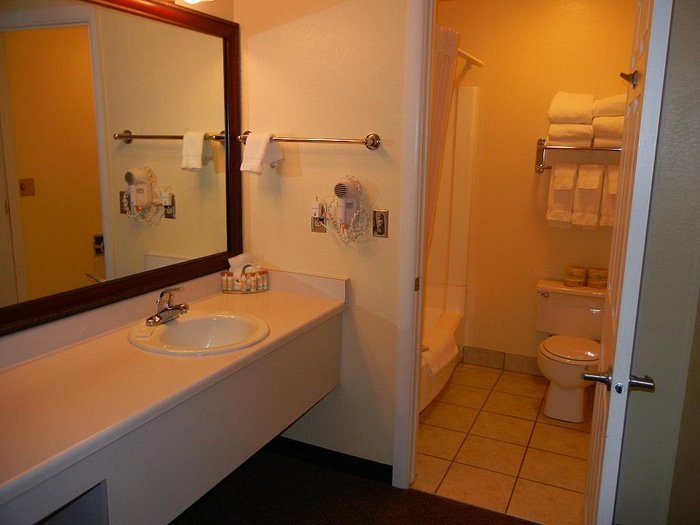 Hamilton Inn Bessemer — Bathroom