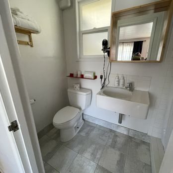 Hamlet Inn — Bathroom