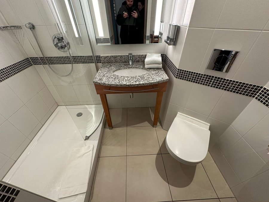 Hampton by Hilton Amsterdam Arena Boulevard — Bathroom