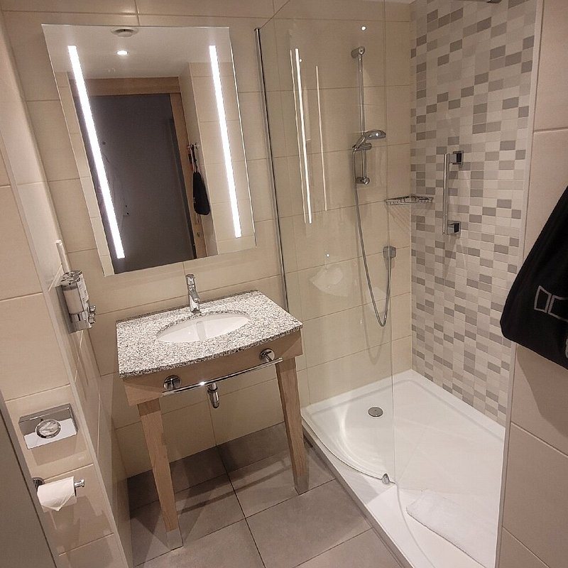 Hampton by Hilton Berlin City East Side Gallery — Bathroom