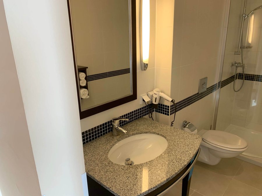 Hampton by Hilton Berlin City West — Bathroom