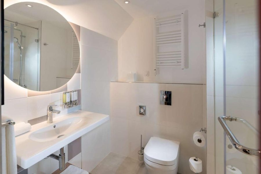 Hampton By Hilton Budapest City Centre — Bathroom