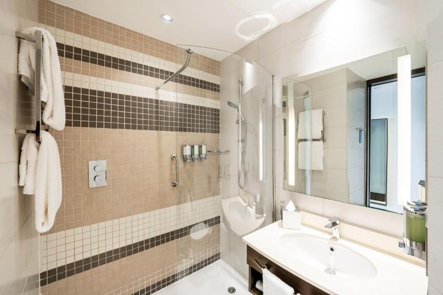 Hampton by Hilton Dubai Airport — Bathroom