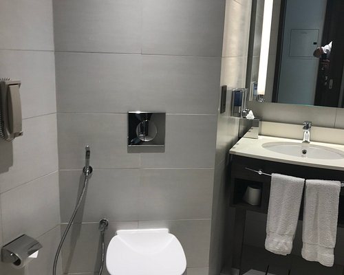 Hampton By Hilton Dubai Al Barsha — Bathroom