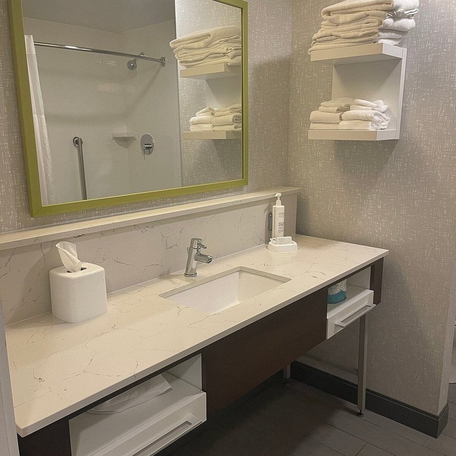 Hampton By Hilton Greenville Simpsonville — Bathroom