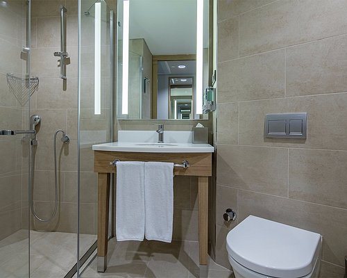 Hampton By Hilton Istanbul Merter Istanbul — Bathroom