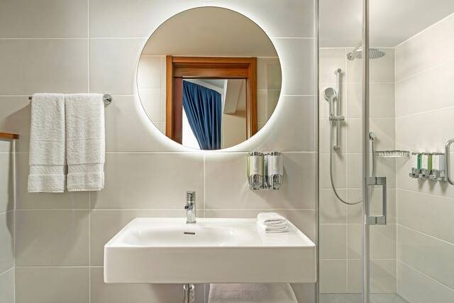 Hampton By Hilton Istanbul Old City Istanbul — Bathroom
