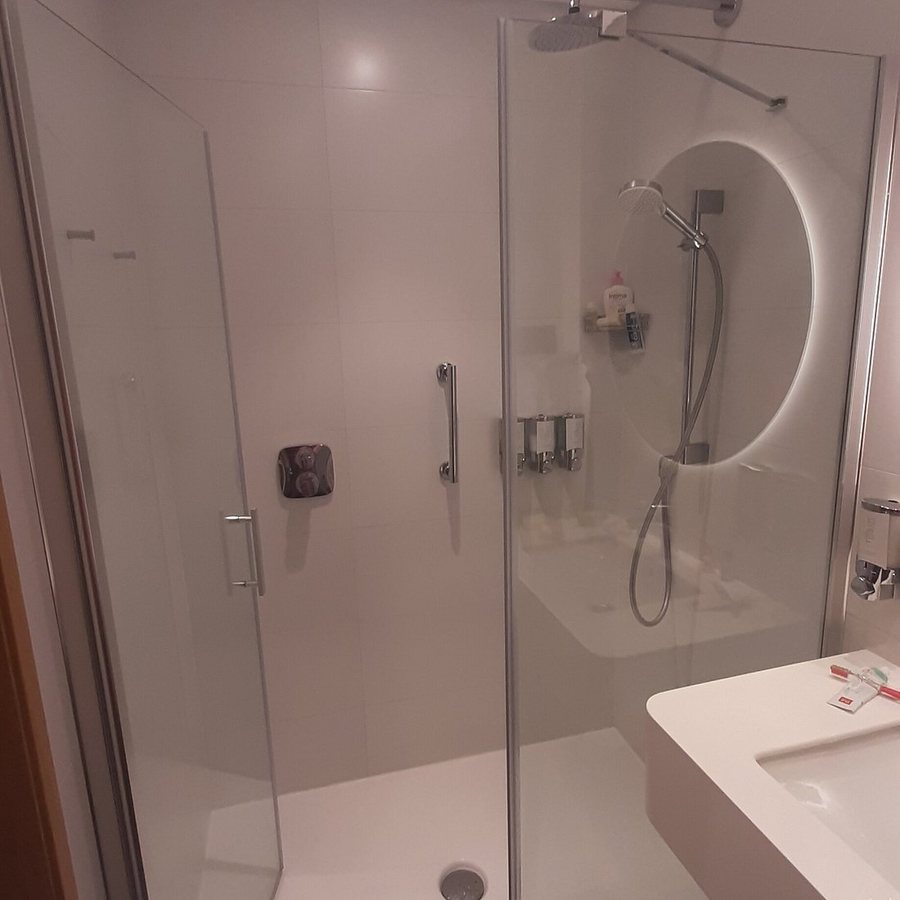 Hampton by Hilton Istanbul Sirkeci Istanbul — Bathroom