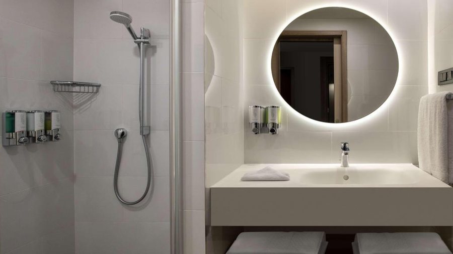 Hampton by Hilton Istanbul Sisli Istanbul — Bathroom