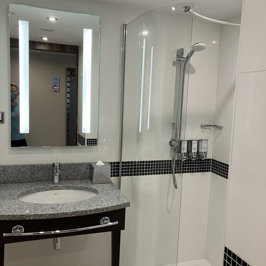 Hampton By Hilton Krakow Airport — Bathroom
