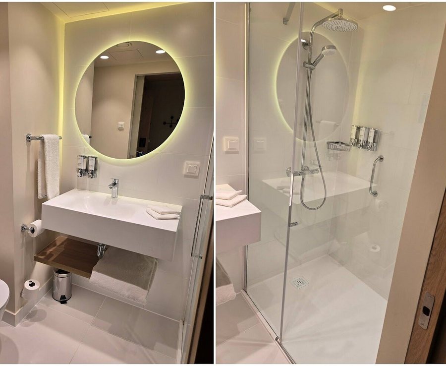 Hampton by Hilton Krakow — Bathroom