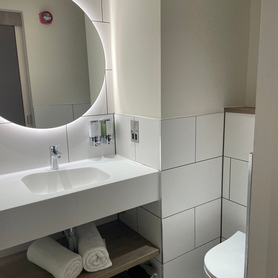 Hampton by Hilton London City — Bathroom
