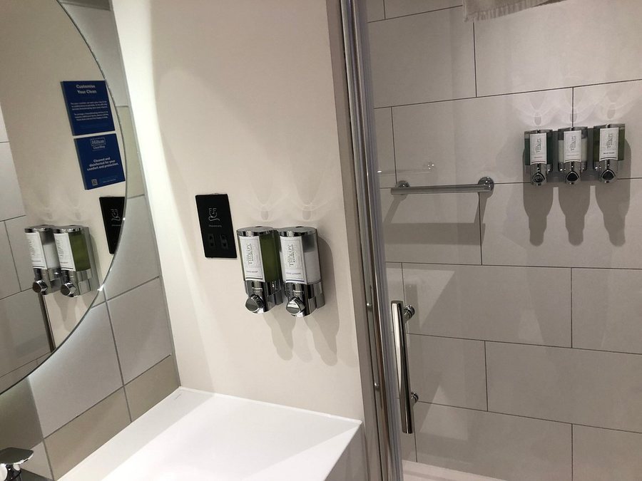 Hampton By Hilton London Park Royal — Bathroom