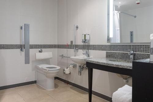 Hampton by Hilton London Waterloo — Bathroom