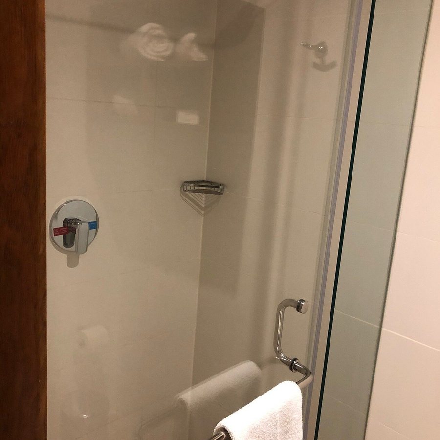 Hampton by Hilton Santo Domingo Airport — Bathroom