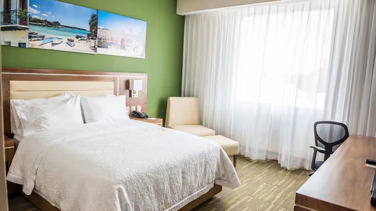 Hampton by Hilton Santo Domingo Airport — Guest room