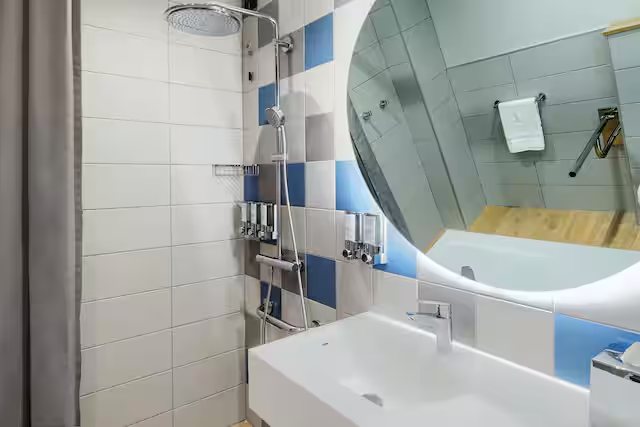 Hampton By Hilton Venice Isola Nuova — Bathroom